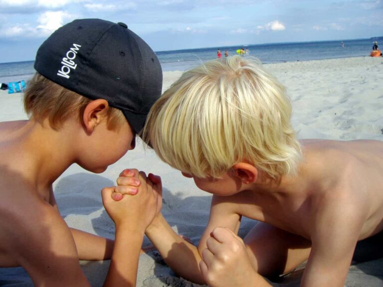 arm-wrestling-176645_1920-1400x1050-1